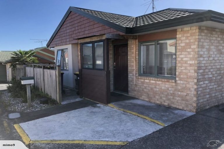 Photo of property in 4/520 Don Buck Road, Westgate, Auckland, 0614