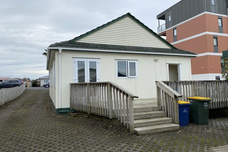 Photo of property in 3190 Great North Road, New Lynn, Auckland, 0600