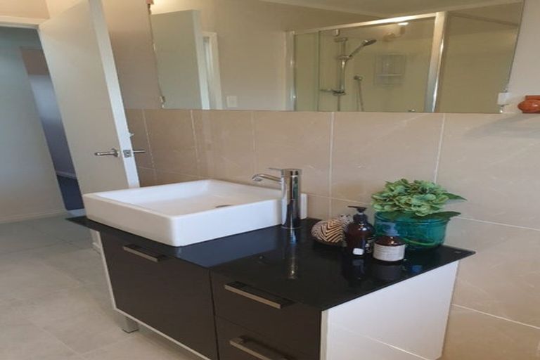 Photo of property in 38 Aurea Avenue, Pakuranga, Auckland, 2010