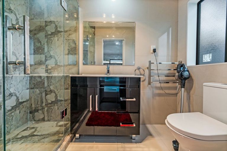 Photo of property in 61a Awaroa Road, Sunnyvale, Auckland, 0612