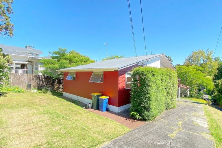 Photo of property in 10 Eastglen Road, Glen Eden, Auckland, 0602