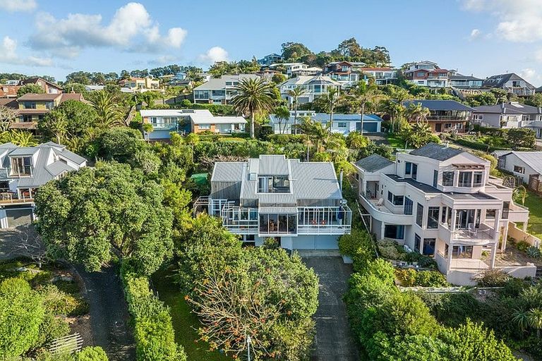 Photo of property in 28 Chelverton Terrace, Red Beach, 0932