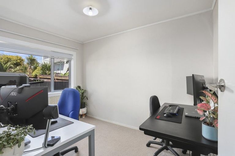 Photo of property in 2/39 Te Atatu Road, Te Atatu South, Auckland, 0610