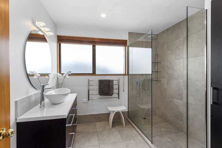 Photo of property in 33 Crofton Road, Harewood, Christchurch, 8051