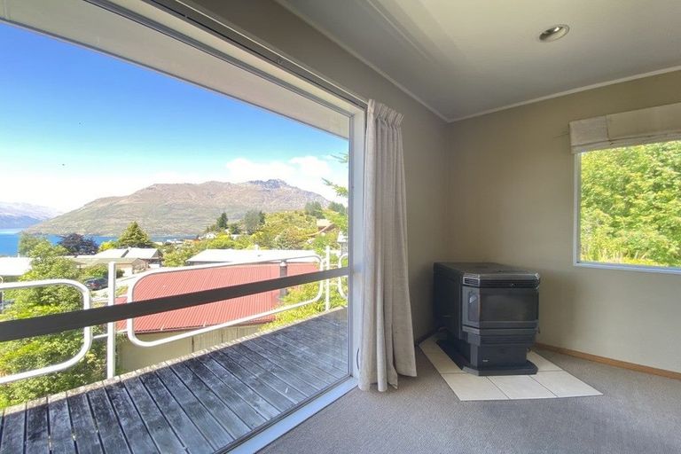 Photo of property in 32 Avalon Crescent, Fernhill, Queenstown, 9300