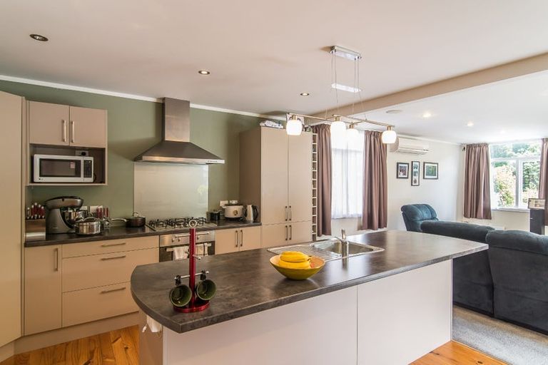 Photo of property in 82 Newlands Road, Newlands, Wellington, 6037