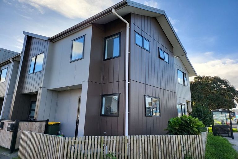 Photo of property in 1 Eileen Newey Place, Henderson, Auckland, 0612