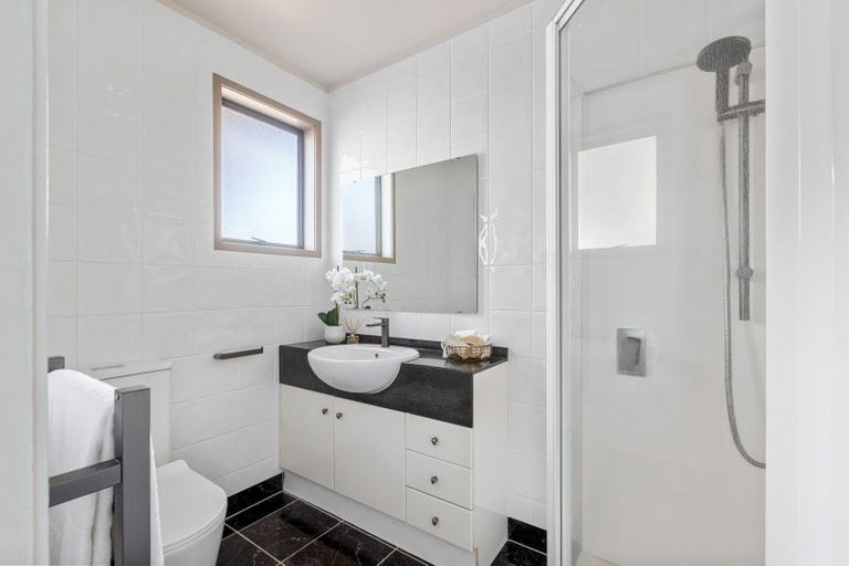 Photo of property in 8a Orewa Heights Crescent, Orewa, 0931