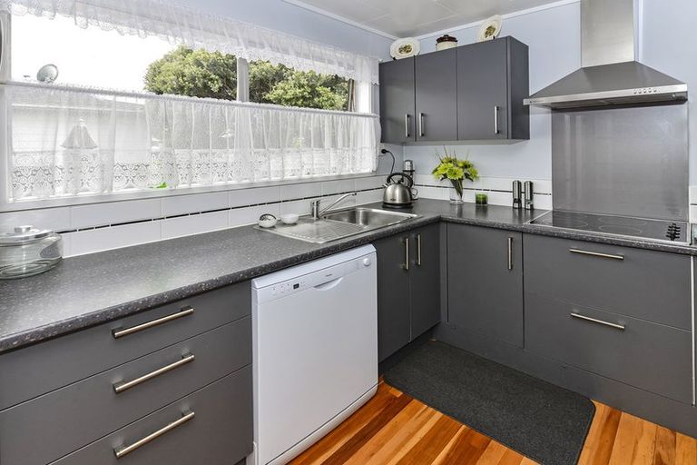 Photo of property in 1 Awakino Place, Manurewa, Auckland, 2102