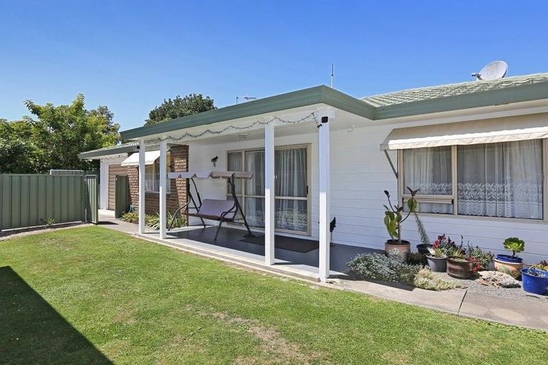 Photo of property in 2/1003 Caroline Road, Mayfair, Hastings, 4122