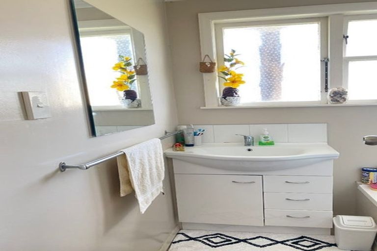 Photo of property in 32 Farnborough Crescent, Mangere, Auckland, 2022