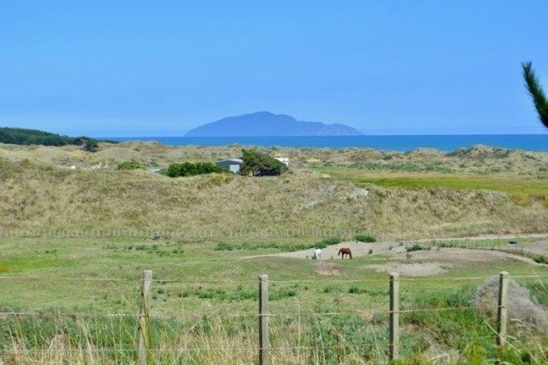 Photo of property in 24 Uxbridge Terrace, Waikawa Beach, Levin, 5573