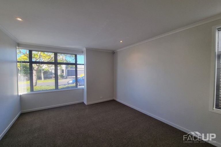 Photo of property in 52 Vinograd Drive, Te Atatu Peninsula, Auckland, 0610