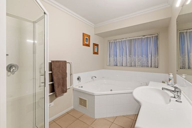 Photo of property in 45 Sapperton Drive, Henderson, Auckland, 0612