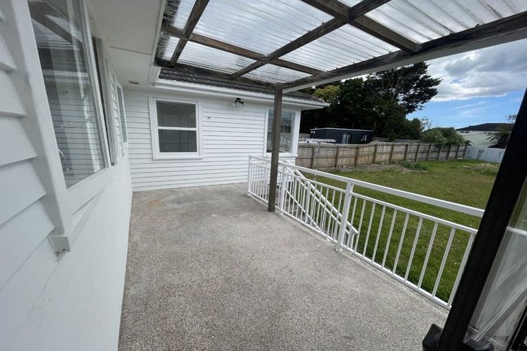 Photo of property in 16 Covil Avenue, Te Atatu South, Auckland, 0610