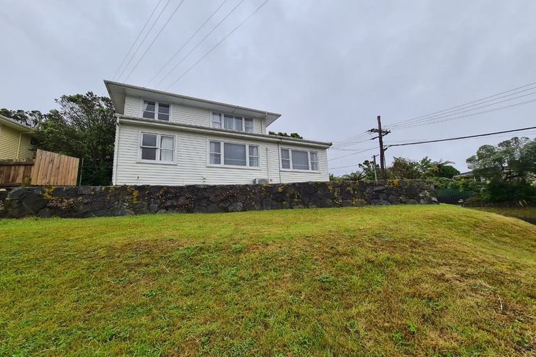 Photo of property in 2 Barclay Street, Newlands, Wellington, 6037
