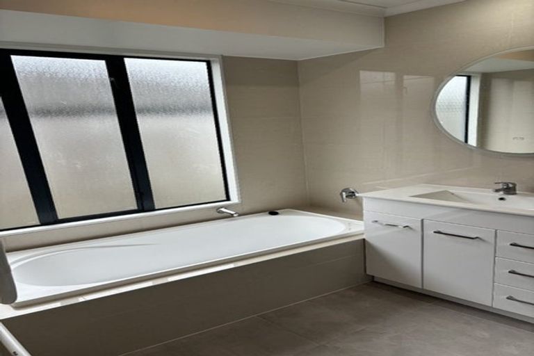 Photo of property in 8 Corrofin Drive, East Tamaki, Auckland, 2013