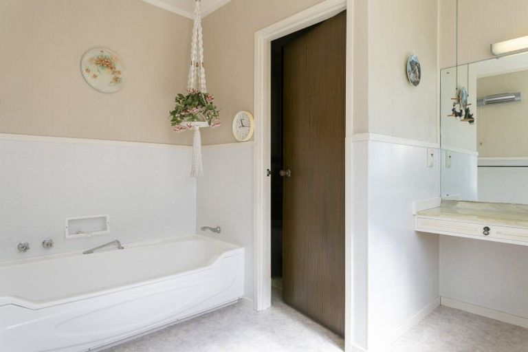 Photo of property in 90 Wakeman Road, Acacia Bay, Taupo, 3330