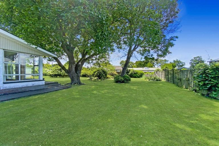 Photo of property in 42 Avonhead Road, Avonhead, Christchurch, 8042