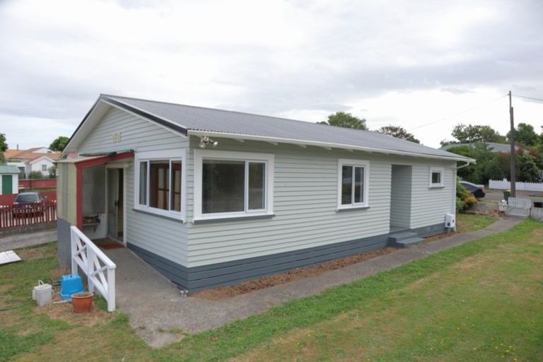 Photo of property in 18 Mills Street, Eltham, 4322