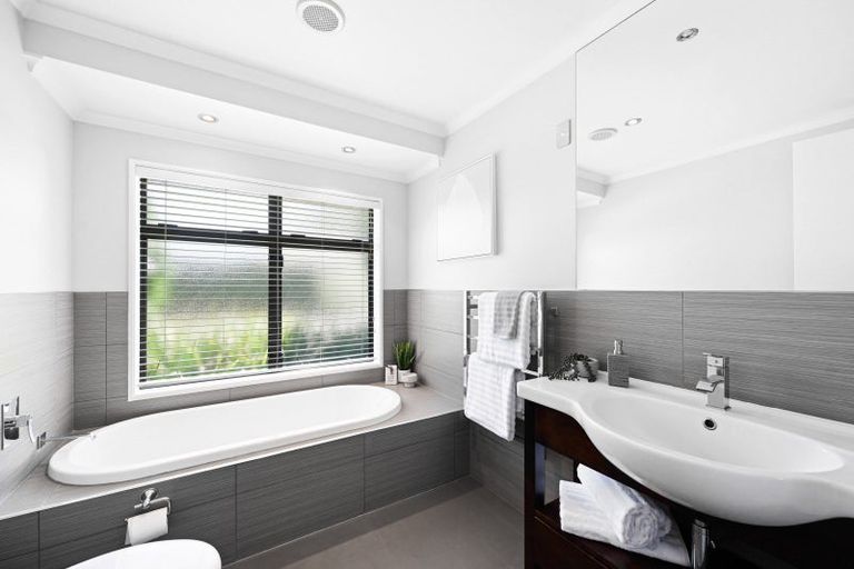 Photo of property in 16 Hampshire Court, Flagstaff, Hamilton, 3210