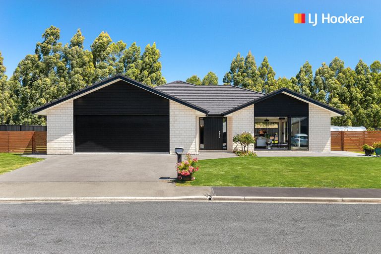 Photo of property in 5 Tate Crescent, Green Island, Dunedin, 9018