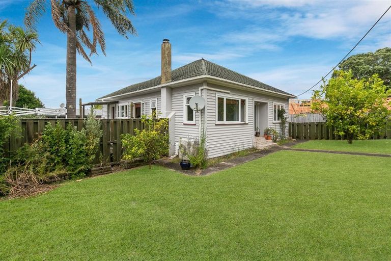 Photo of property in 48 Astley Avenue, New Lynn, Auckland, 0600