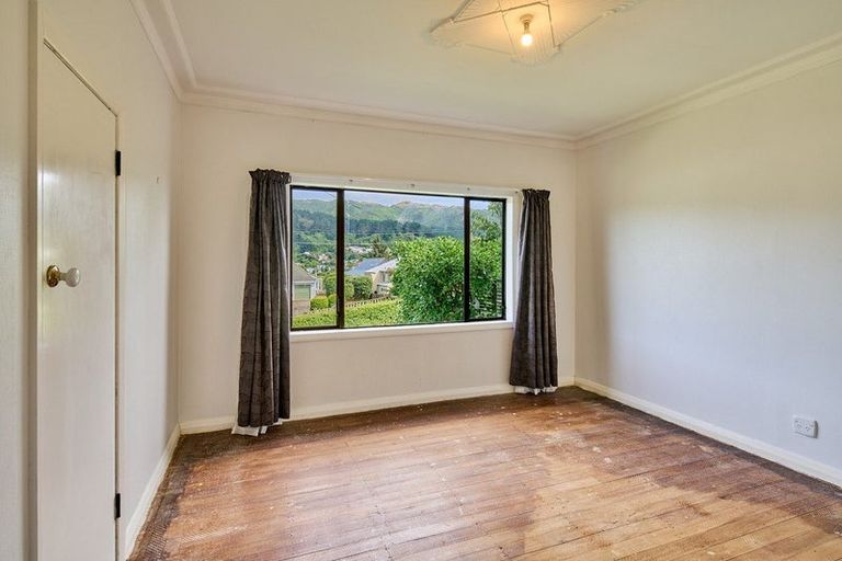 Photo of property in 56 Ranui Terrace, Tawa, Wellington, 5028