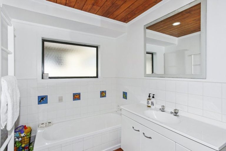 Photo of property in 4 Vela Place, Clarks Beach, 2122