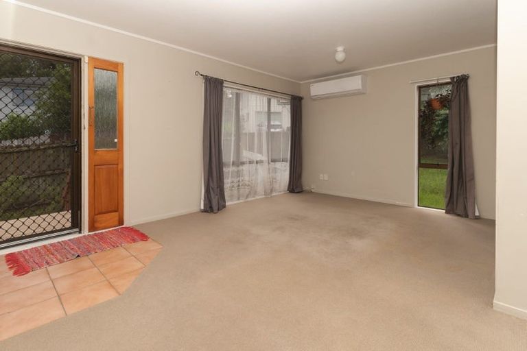 Photo of property in 13 Kearney Place, Massey, Auckland, 0614