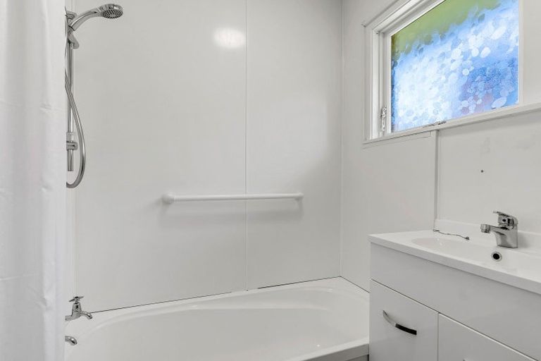 Photo of property in 3 Sturges Road, Henderson, Auckland, 0610