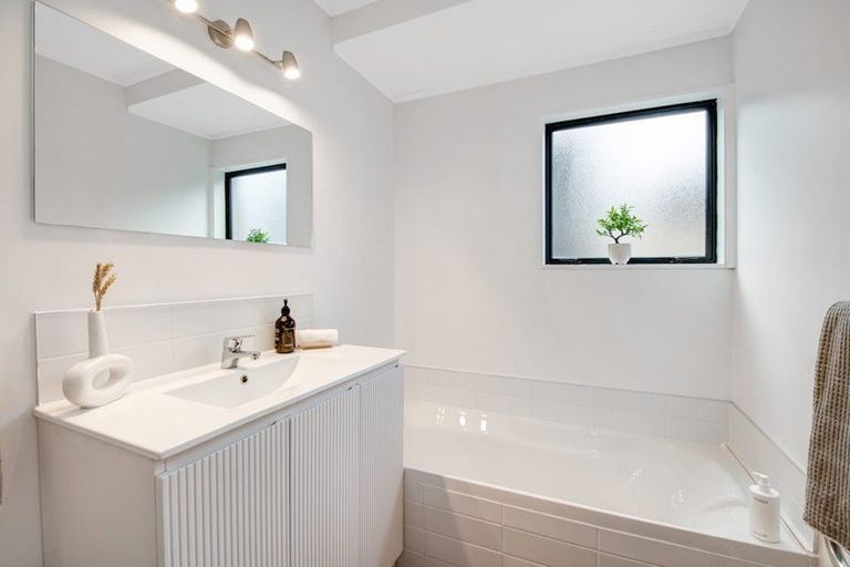 Photo of property in 2/14 Valecrest Place, Bayview, Auckland, 0629