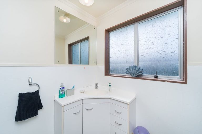 Photo of property in 8 Forbes Place, Kelvin Grove, Palmerston North, 4414