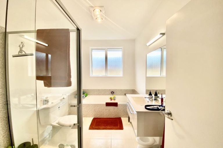 Photo of property in 71 Hayfield Way, Karaka, Papakura, 2113