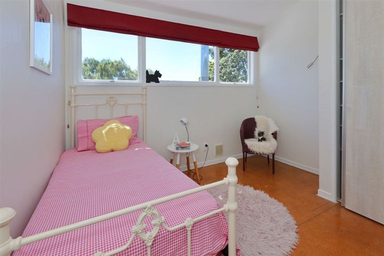 Photo of property in 4 Tasman Avenue, Henderson Valley, Auckland, 0614