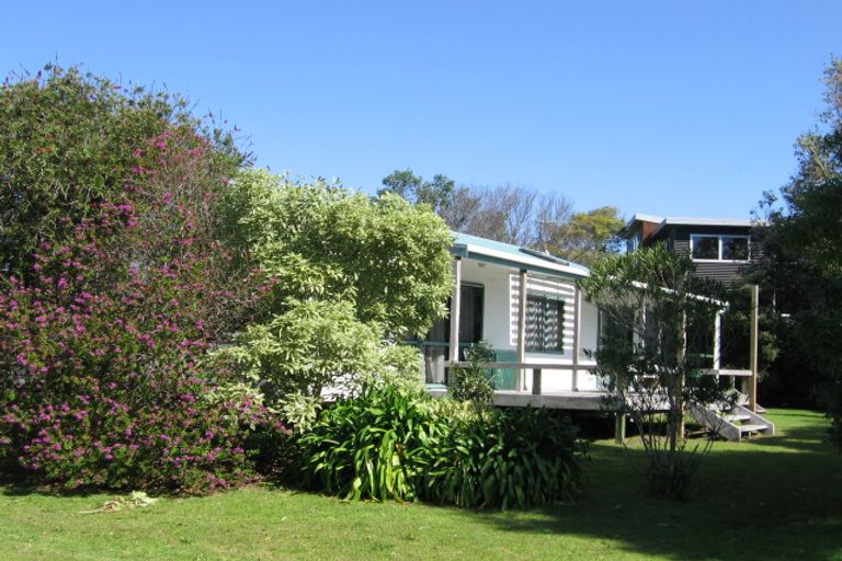 Photo of property in 2 Hicks Place, Cooks Beach, Whitianga, 3591