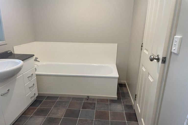 Photo of property in 19 Rayner Road, Piha, New Lynn, 0772