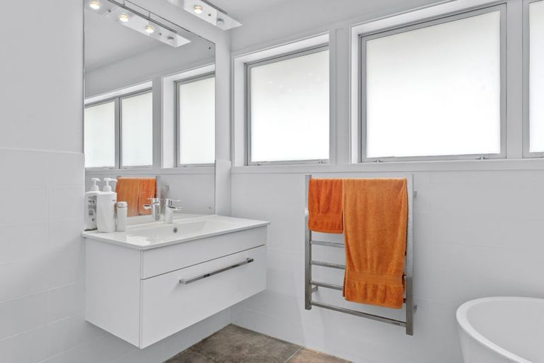 Photo of property in 1/64 Seaview Road, Castor Bay, Auckland, 0620