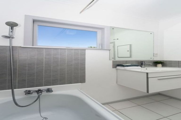 Photo of property in 1/12 Munstead Place, Hillcrest, Auckland, 0627