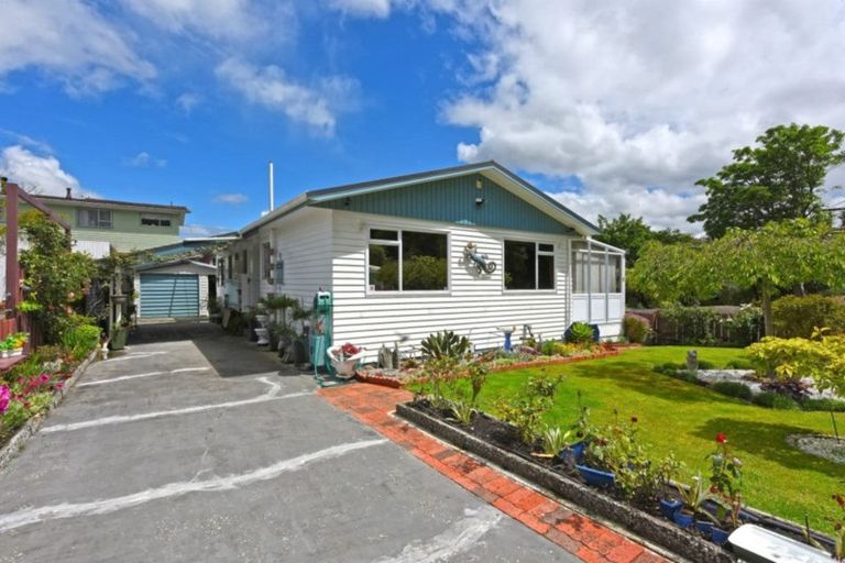 Photo of property in 18 Vista Crescent, Maoribank, Upper Hutt, 5018