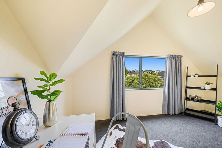 Photo of property in 20 Lanyon Place, Whitby, Porirua, 5024
