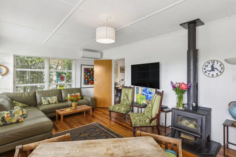 Photo of property in 15 Walton Avenue, Waikanae, 5036