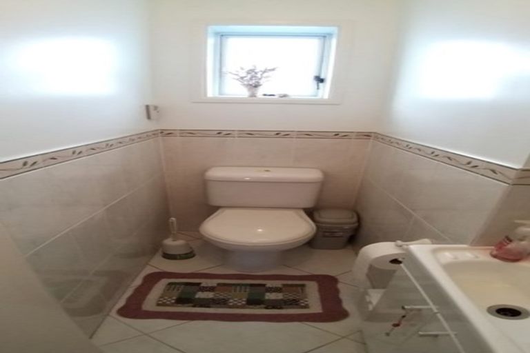 Photo of property in 18 Tupaki Place, Pakuranga Heights, Auckland, 2010