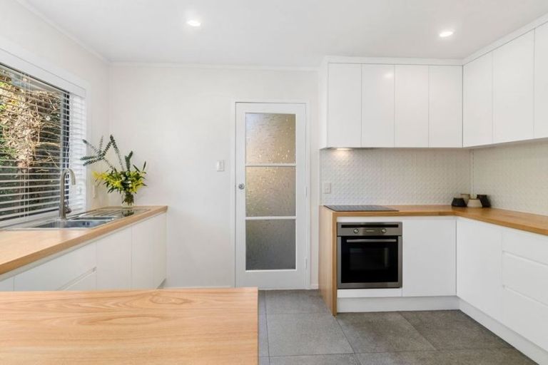 Photo of property in 2/69 Glencoe Road, Browns Bay, Auckland, 0630