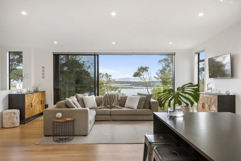 Photo of property in 17 Chatham Avenue, Paremoremo, Auckland, 0632