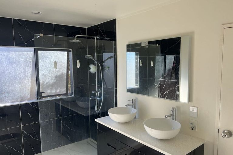 Photo of property in 2/5 Mchardy Place, Glenfield, Auckland, 0627