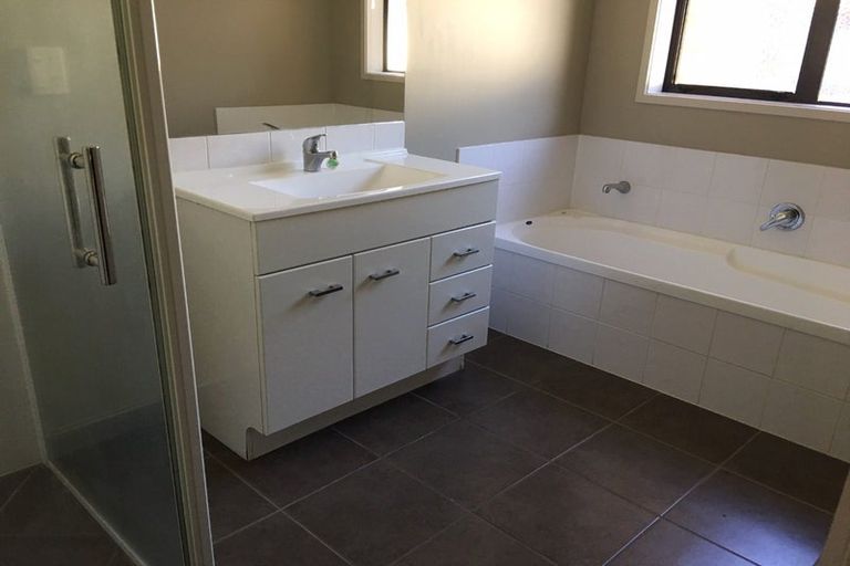 Photo of property in 32 Wiltshire Drive, Huntington, Hamilton, 3210