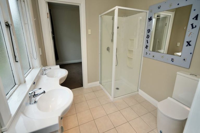 Photo of property in 27 Milverton Avenue, Hokowhitu, Palmerston North, 4410