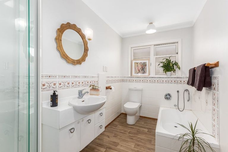 Photo of property in 15 Mana View Road, Paremata, Porirua, 5026