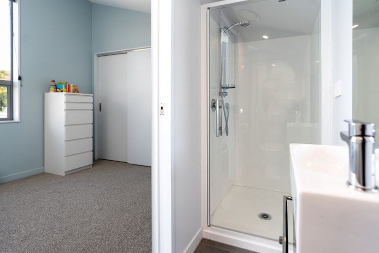 Photo of property in 13/2 Stone Street, Miramar, Wellington, 6022